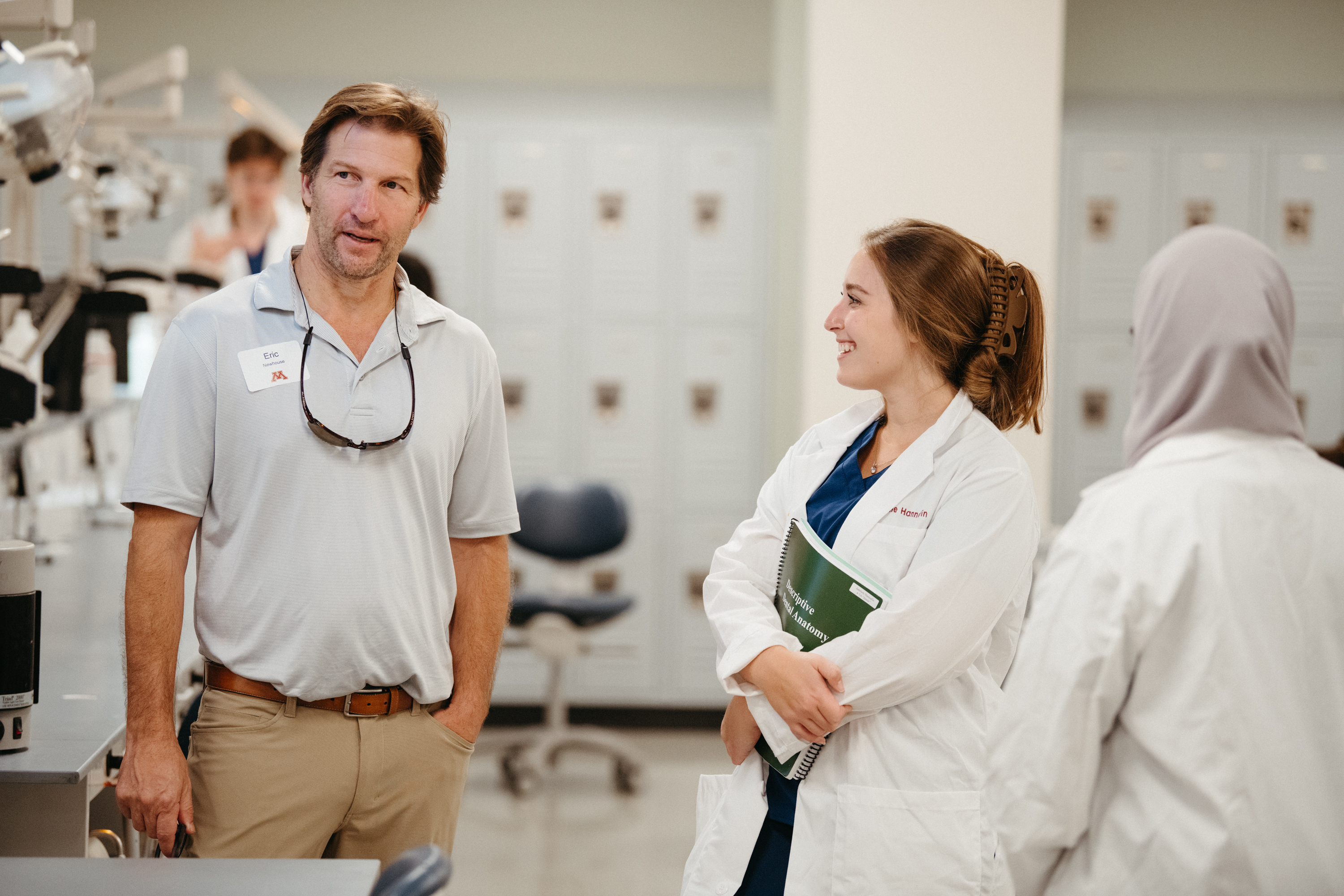DDS students talk with an alumnus in the lab