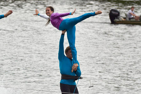 Brimacombe lifts Kappel in a skiing show