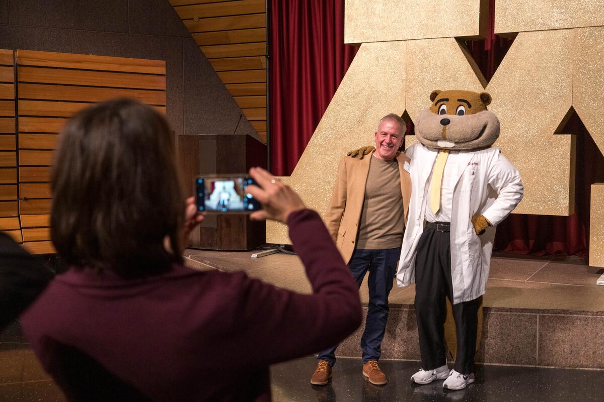 Alumni guest posing with Goldy