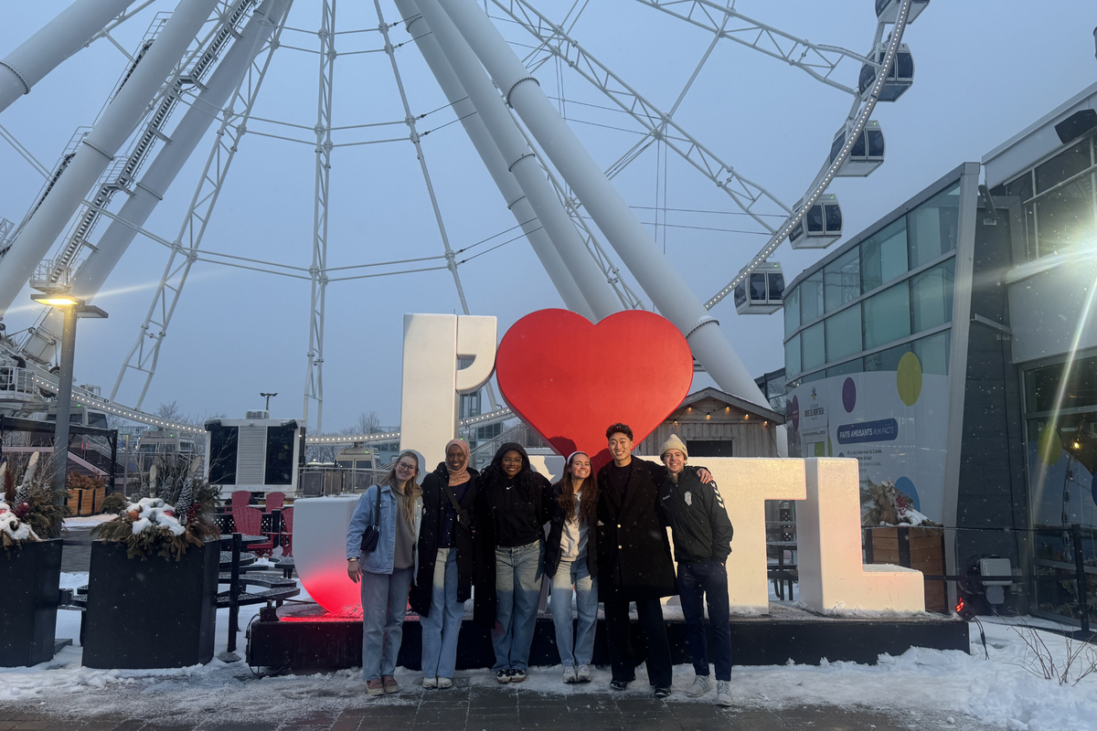 Student pose in front of an "I love Montreal" sculpture