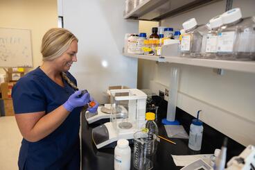 Nora Willkomm working in a lab