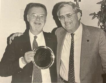 Elzay awarding Burton Shapiro.