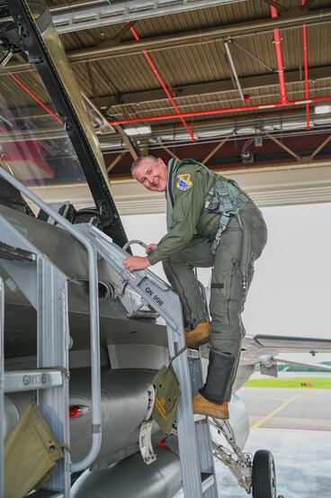 Zupancic enters the plane at his F16 retirement flight