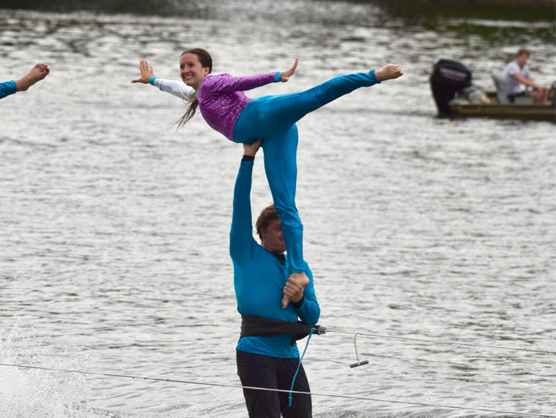 Brimacombe lifts Kappel in a skiing show